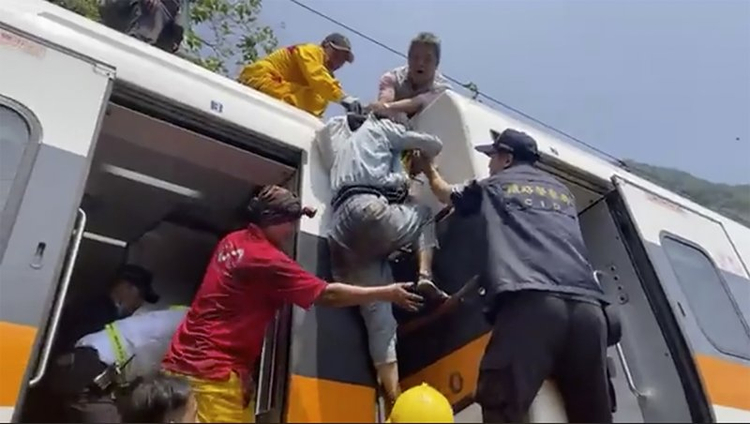 Përplasja e trenit lë 50 të vdekur në tragjedinë më fatale në Tajvan
