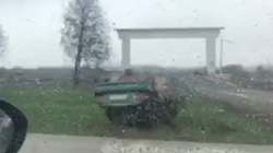 Një veturë rrokulliset në Lluzhan