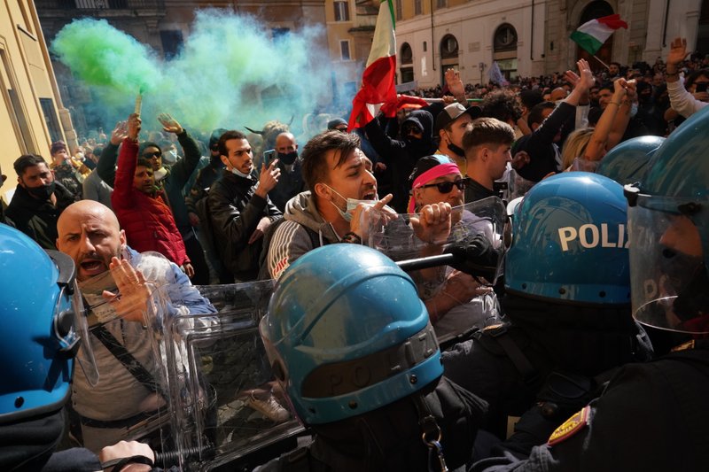 Pronarët e restoranteve përplasen me policinë në Romë gjatë protestës kundër izolimit