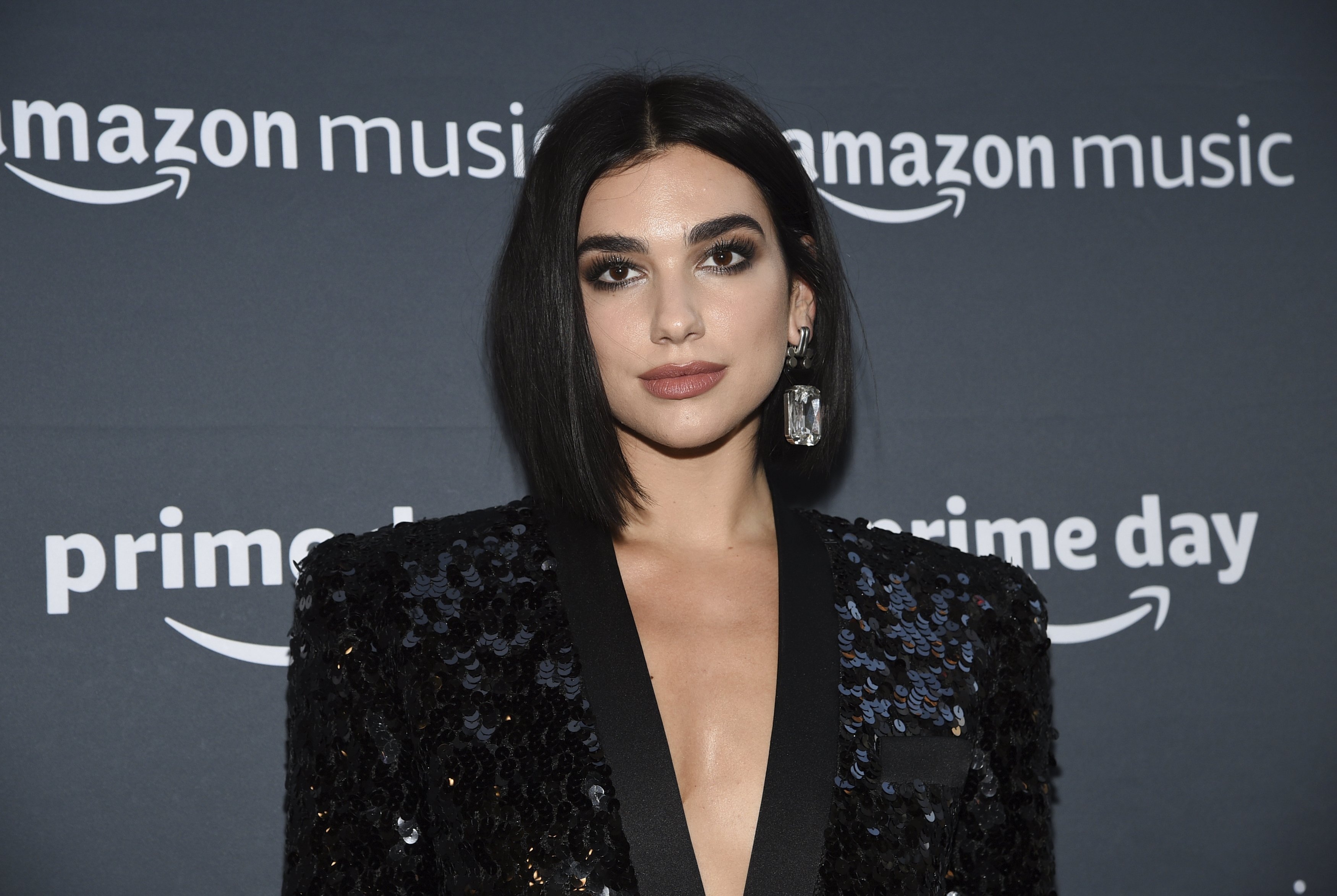 Me krenari Dua Lipa e uron presidenten Vjosa Osmani