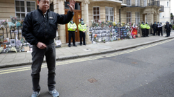 Ish-ambasadori birman në Londër nxirret nga zyra, kaloi natën në veturë