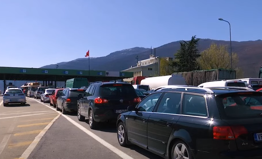 Mijëra kosovarë ia mësyjnë Shqipërisë në mes të pandemisë