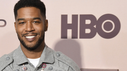 Reperi Kid Cudi performoi i veshur me fustan me lule në emisionin “SNL”