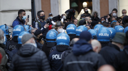 Pronarët e lokaleve përleshen me policinë në Romë