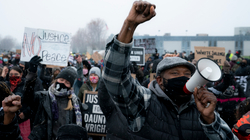 Dorëheqjet në polici nuk i ndalin protestat në Minnesota
