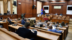 Seanca urgjente e Kuvendit të Prizrenit mbyllet në mënyrë kaotike