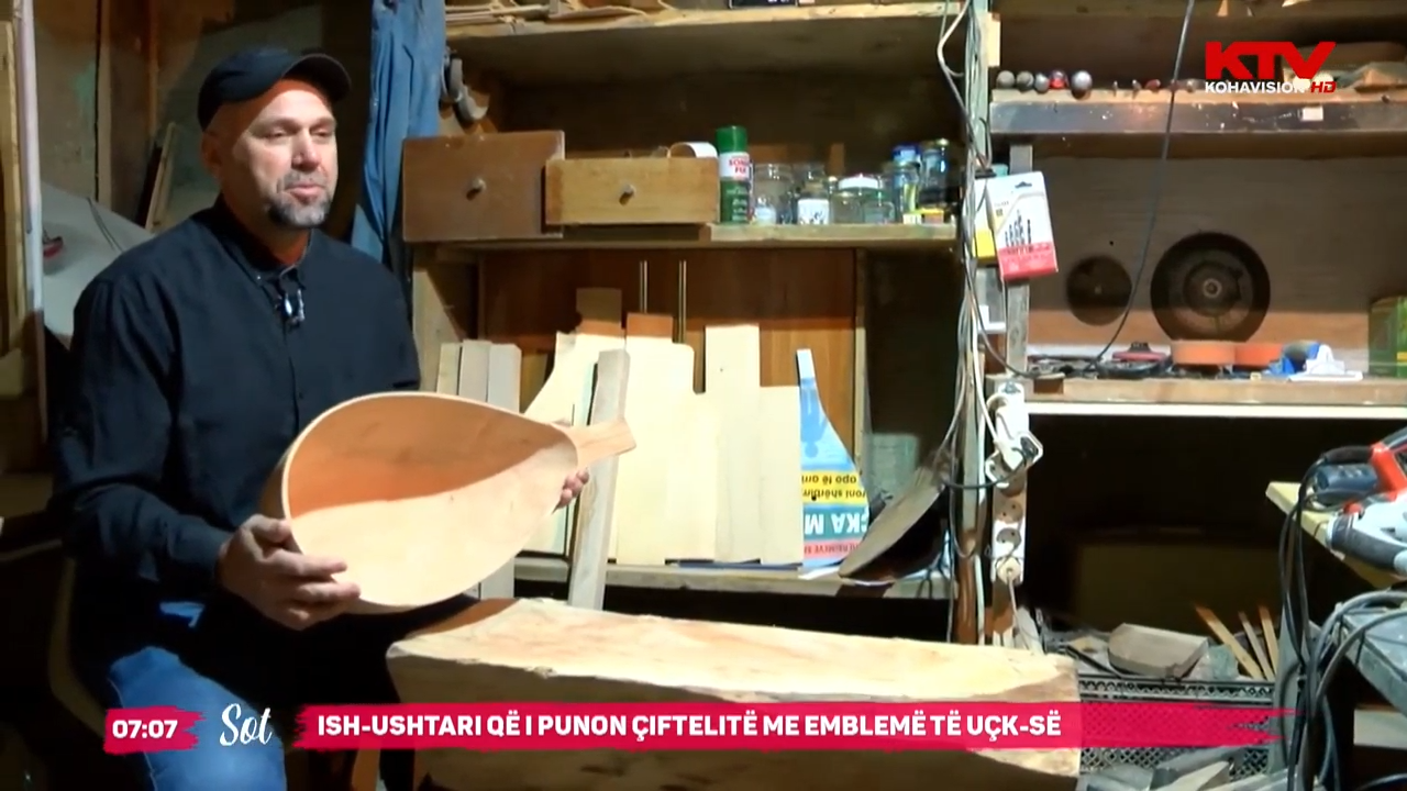 Ish-ushtari që i punon çiftelitë me emblemë të UÇK-së