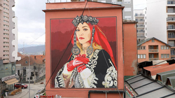 Rita Ora si shqiptare në Ferizaj – promovim i traditës dhe gruas së fortë