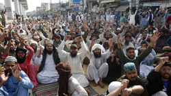 Pakistani bllokon rrjetet sociale pas protestave anti-franceze
