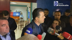 Një person plagoset brenda zyrës së PD-së në Kavajë