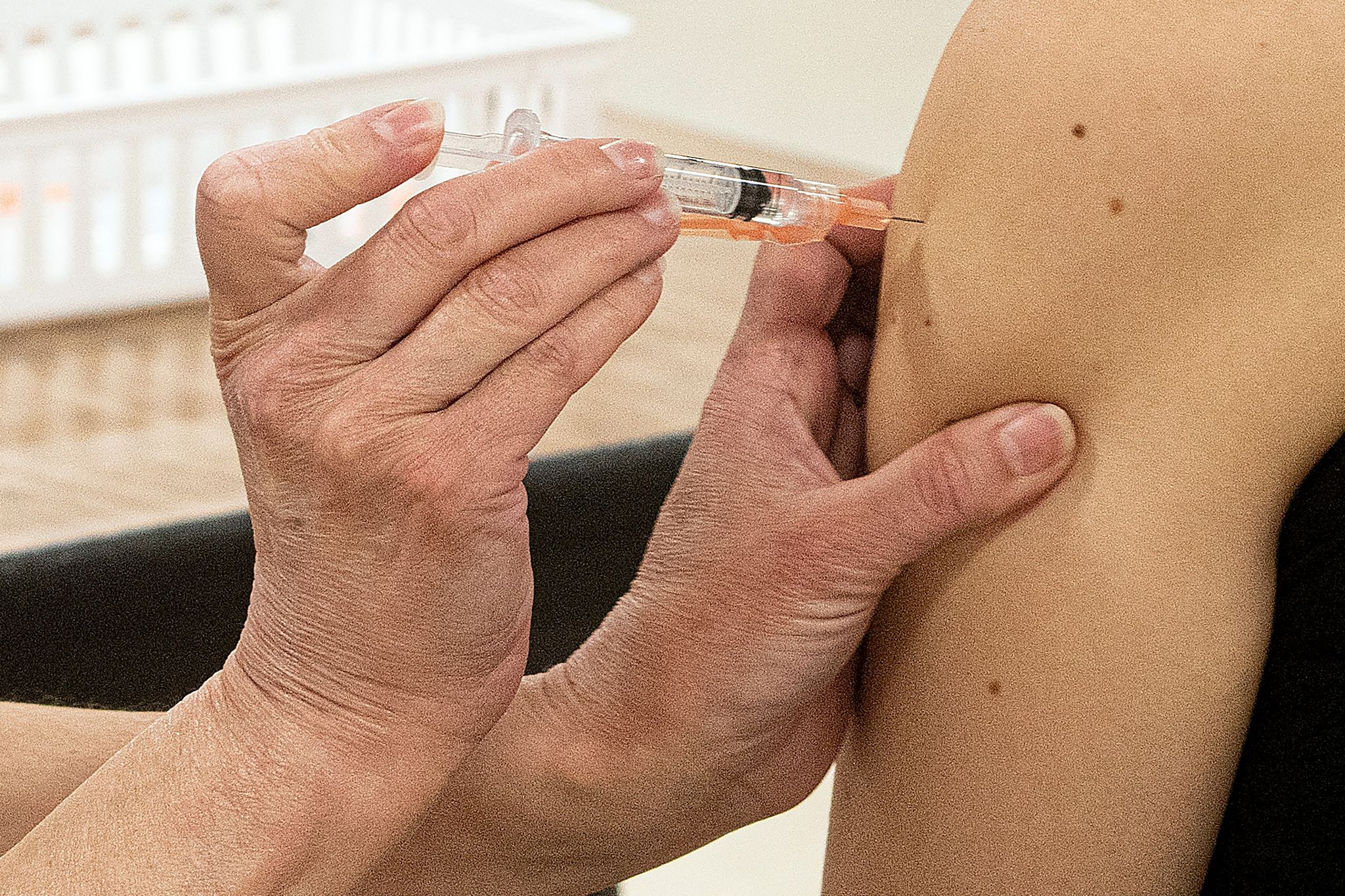 EMA-ja gjen “lidhjen e mundshme” mes vaksinës “J&J” dhe mpiksjes së gjakut