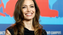 Obligimet familjare e detyrojnë yllin Angelina Jolie ta lërë pas regjinë
