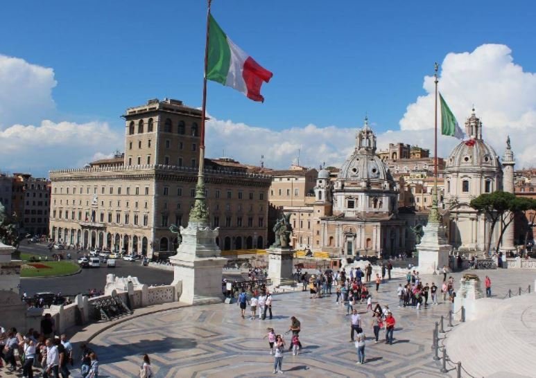 Italianëve s’u pritet deri të hënën në zbutjen e masave, vërshojnë sheshet