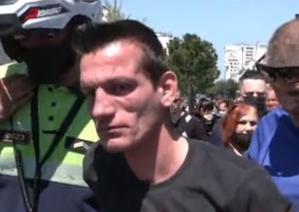 Vetura futet në sheshin e Tiranës, rrezikon jetën e qytetarëve