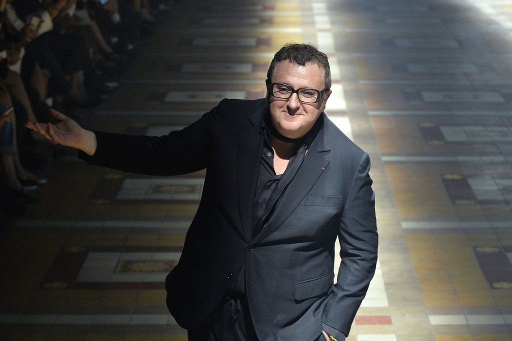 Vdiq nga COVID-19 dizajneri i famshëm Alber Elbaz