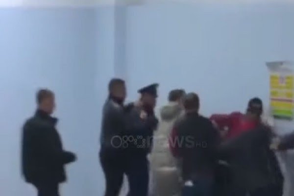 Grushte e shkelma te shkolla “1 Maji” në Tiranë, rrihet vëzhguesi i PD-së