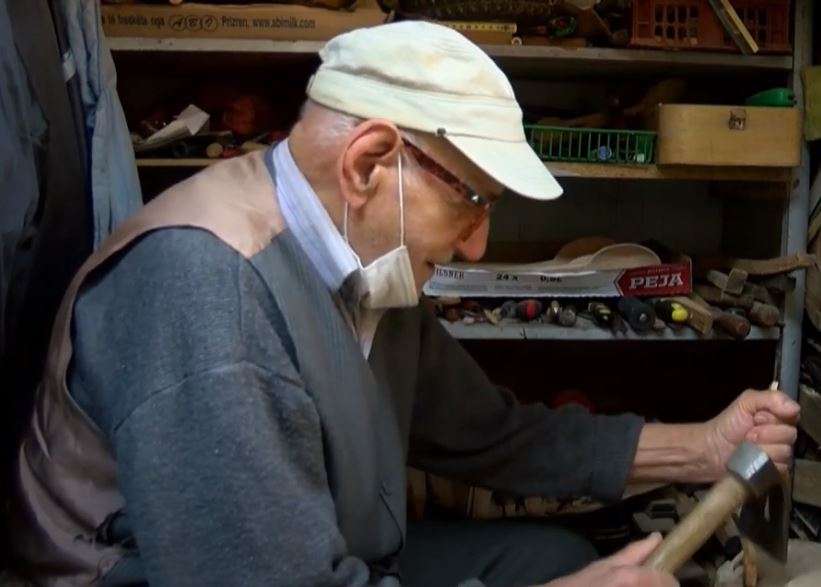 Punime druri nga 85-vjeçari Baca Tafë