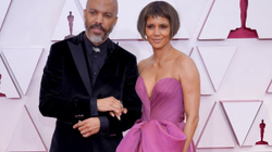 Halle Berry dhe Van Hunt debutuan si çift mbi qilimin e kuq të ceremonisë “Oscar”