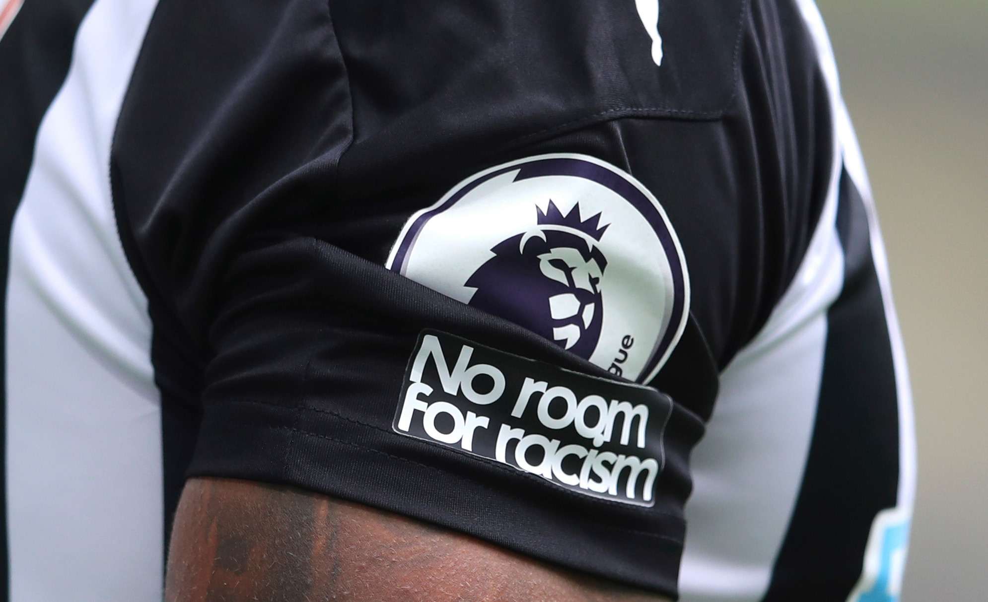 UEFA i bashkohet klubeve të Premier Leagues në bojkotimin e rrjeteve sociale