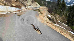 Rrëshqitja e dheut dëmton një rrugë në Rugovë, opozita fajëson komunën