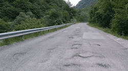 Banorët kërkojnë rindërtimin e plotë të rrugës së Rugovës