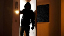 Tre burra të maskuar e të armatosur futen në një shtëpi për të kërkuar para