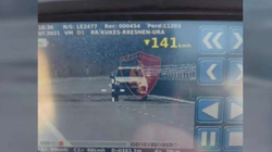 Një kosovar po drejtonte veturën në Rrugën e Kombit me 191 km/h, gjobitet nga Policia
