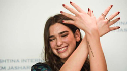 Dua Lipa kënaqet duke vallëzuar nën tingujt e muzikës shqipe