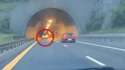 Tesla mban vetë drejtimin dhe ndalet në autostradë pasi shoferin e zë gjumi