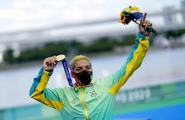 Brazilianja Cunha fiton medaljen e artë në maratonën në not