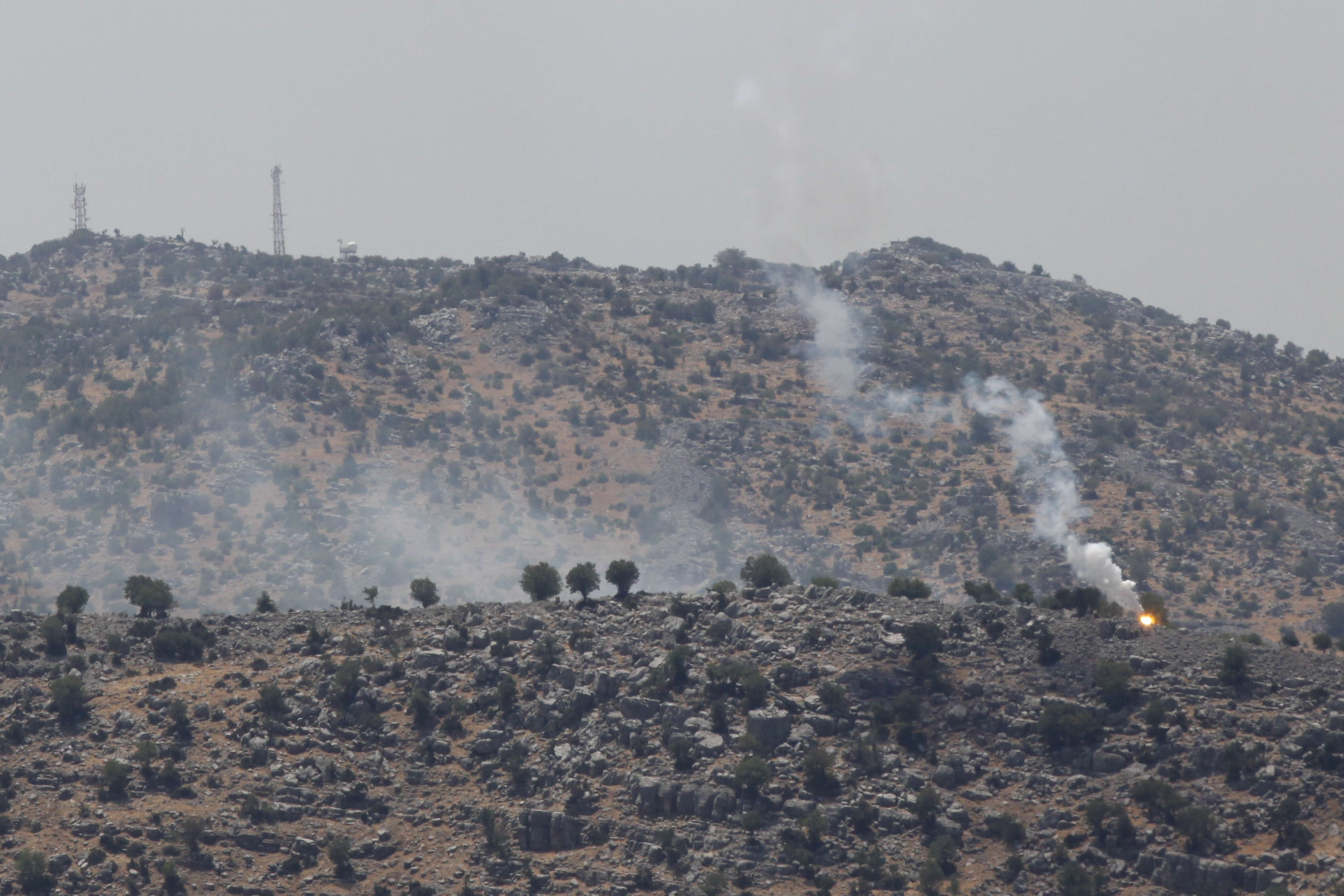 Hezbollahu e Izraeli shkëmbejnë raketa midis tensioneve me Iranin