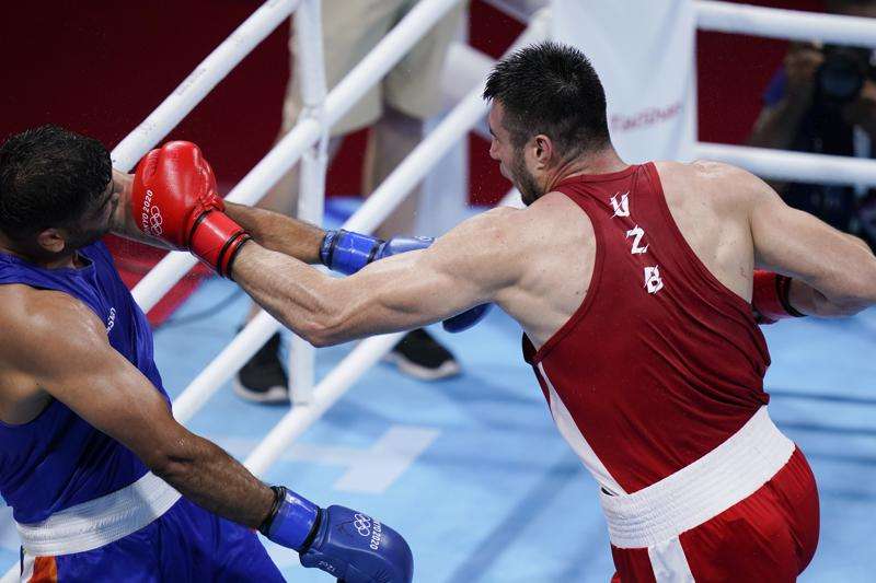 Uzbeku Jalolov fiton të artën olimpike në peshën super të rëndë në boks