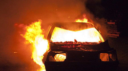 Një veturë përfshihet nga zjarri në autostradën “Arbën Xhaferi”
