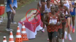 Atleti francez tregon si erdhi te rrëzimi i shisheve të ujit gjatë maratonës në Tokio