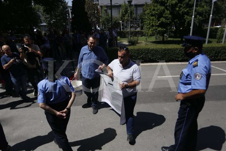 Protestojnë banorët e rrugës “Muharrem Fejza”, paralajmërojnë padi ndaj Komunës