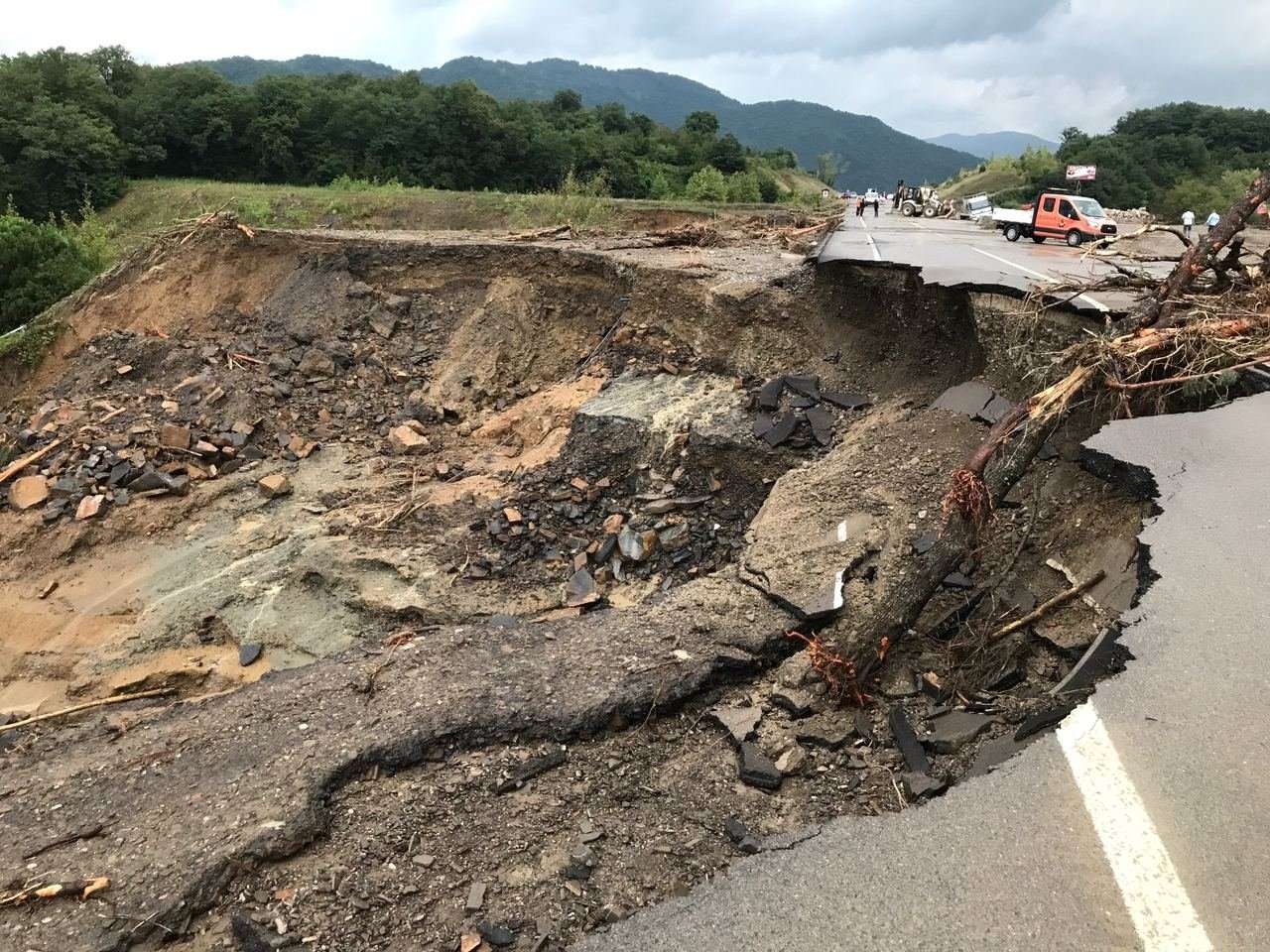Përmbytje në veri të Turqisë, një i vdekur e disa të zhdukur