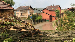 Era e fortë dëmton shtyllat elektrike në një fshat të Suharekës
