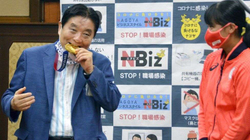 Sportistes japoneze i zëvendësohet medalja e artë olimpike, të cilën ia kafshoi kryebashkiaku