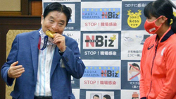 Sportistes japoneze i zëvendësohet medalja e artë olimpike, të cilën ia kafshoi kryebashkiaku