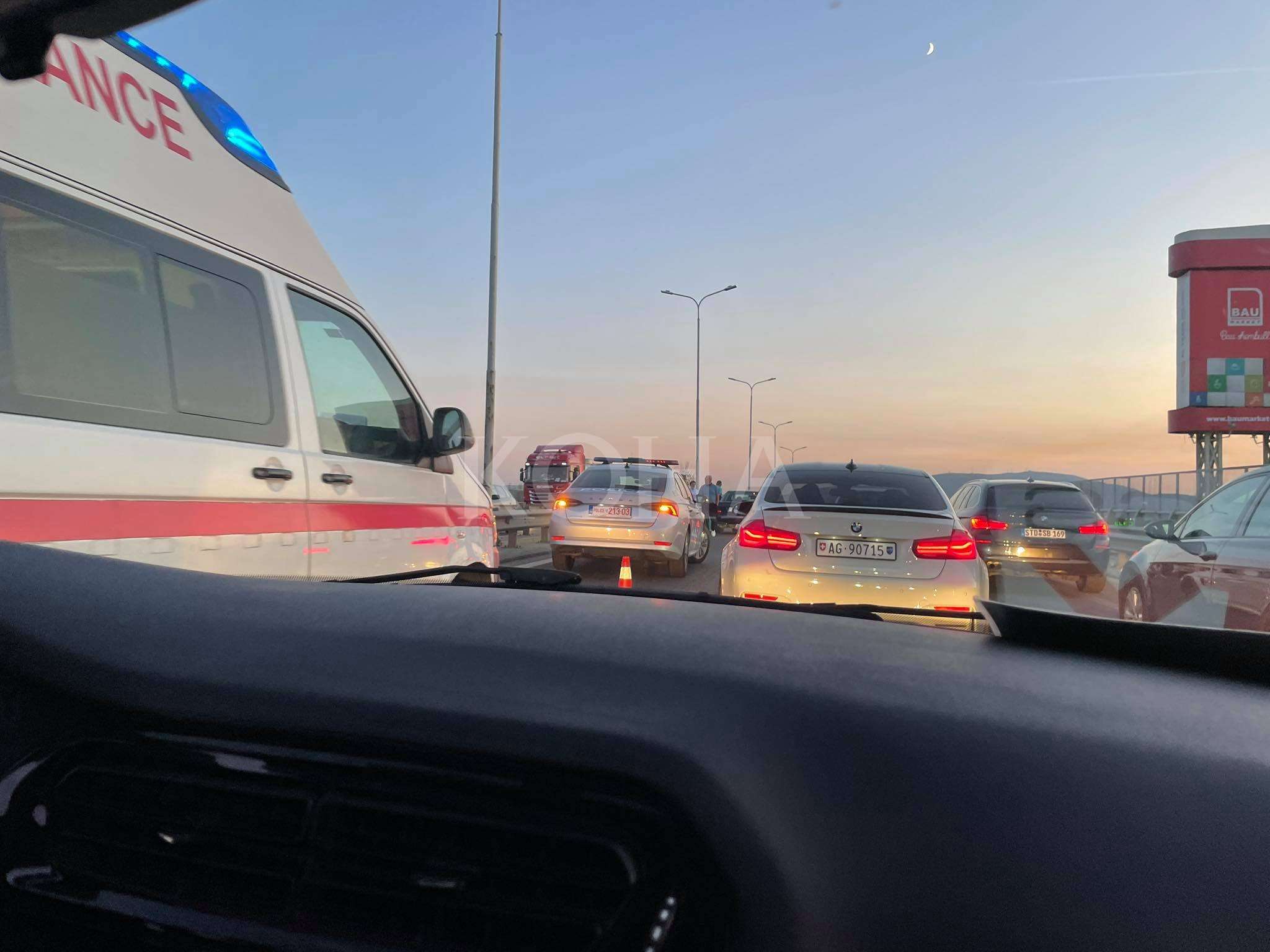 Aksident në rrugën drejt Aeroportit, krijohet kolonë e gjatë