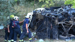 Tetë të vdekur e mbi 40 të lënduar pas rrokullisjes së një autobusi në Hungari