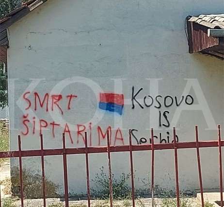 Grafite nacionaliste në hyrje të një fabrike me pronar shqiptar në Graçanicë