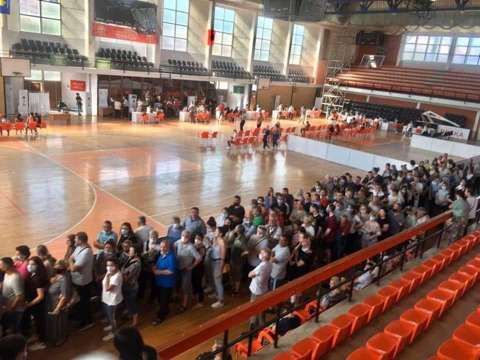 Radhë të gjata të qytetarëve në pritje për vaksinim në Prizren