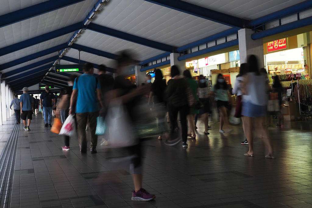 Singapori dënon britanikun me 6 javë burgim pasi refuzoi të mbante maskën