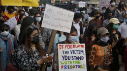 Qindra burra në Pakistan po hetohen për sulmin seksual ndaj një gruaje