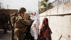 Vazhdon kaosi, ushtarët britanikë ndihmojnë turmën e afganëve në aeroportin e Kabulit