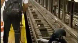 Polici shpëton burrin që bie në shina pak sekonda para se të arrijë treni