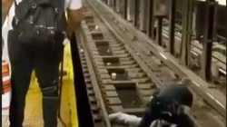 Polici shpëton burrin që bie në shina pak sekonda para se të arrijë treni