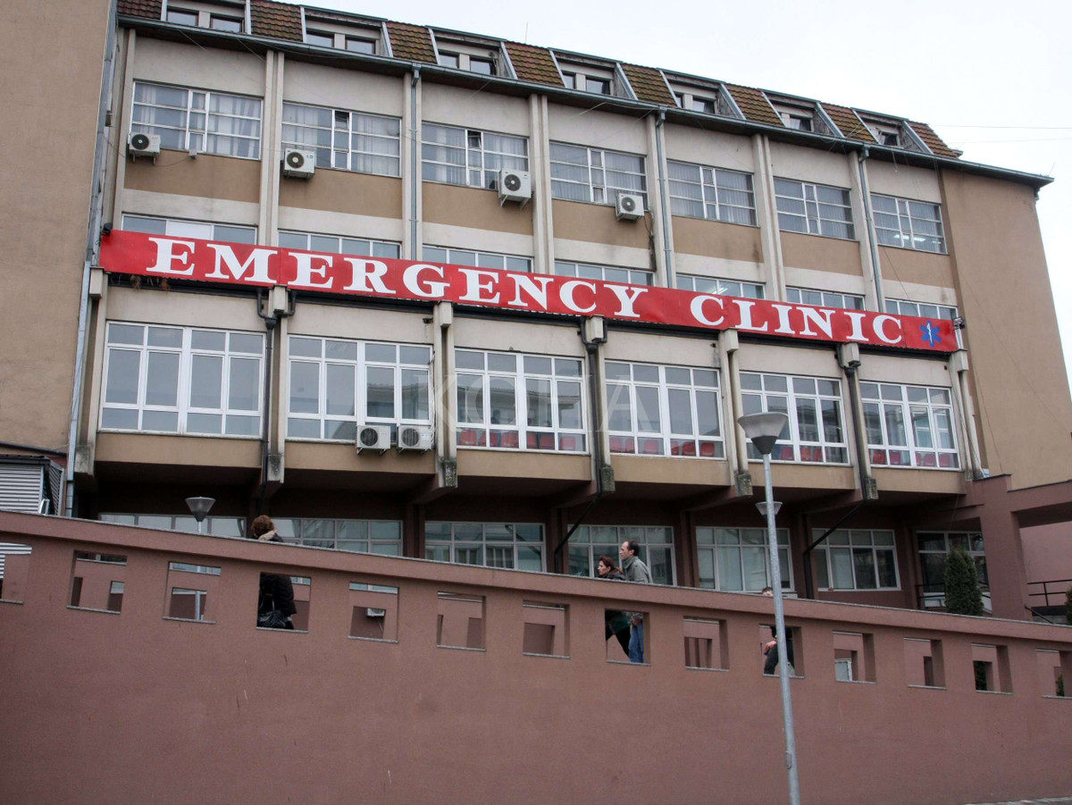 Djali i mitur godet babanë me sëpatë