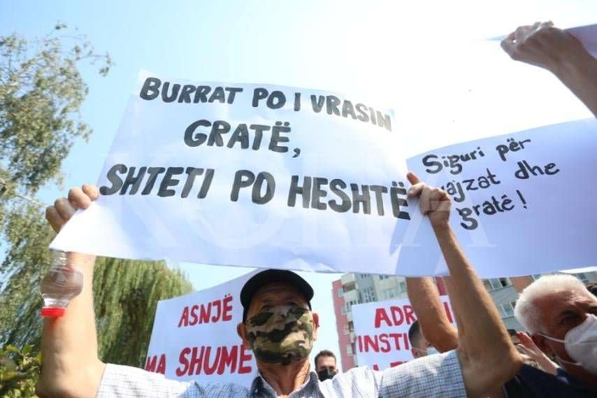 Protestuesit në Ferizaj hedhin ngjyrë të kuqe në drejtim të Policisë